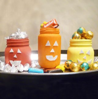 Celebrate Halloween with some cheerful pumpkin-inspired jars. With a pop of fall colour and some sparkly faces, you can enjoy some simple Halloween fun.